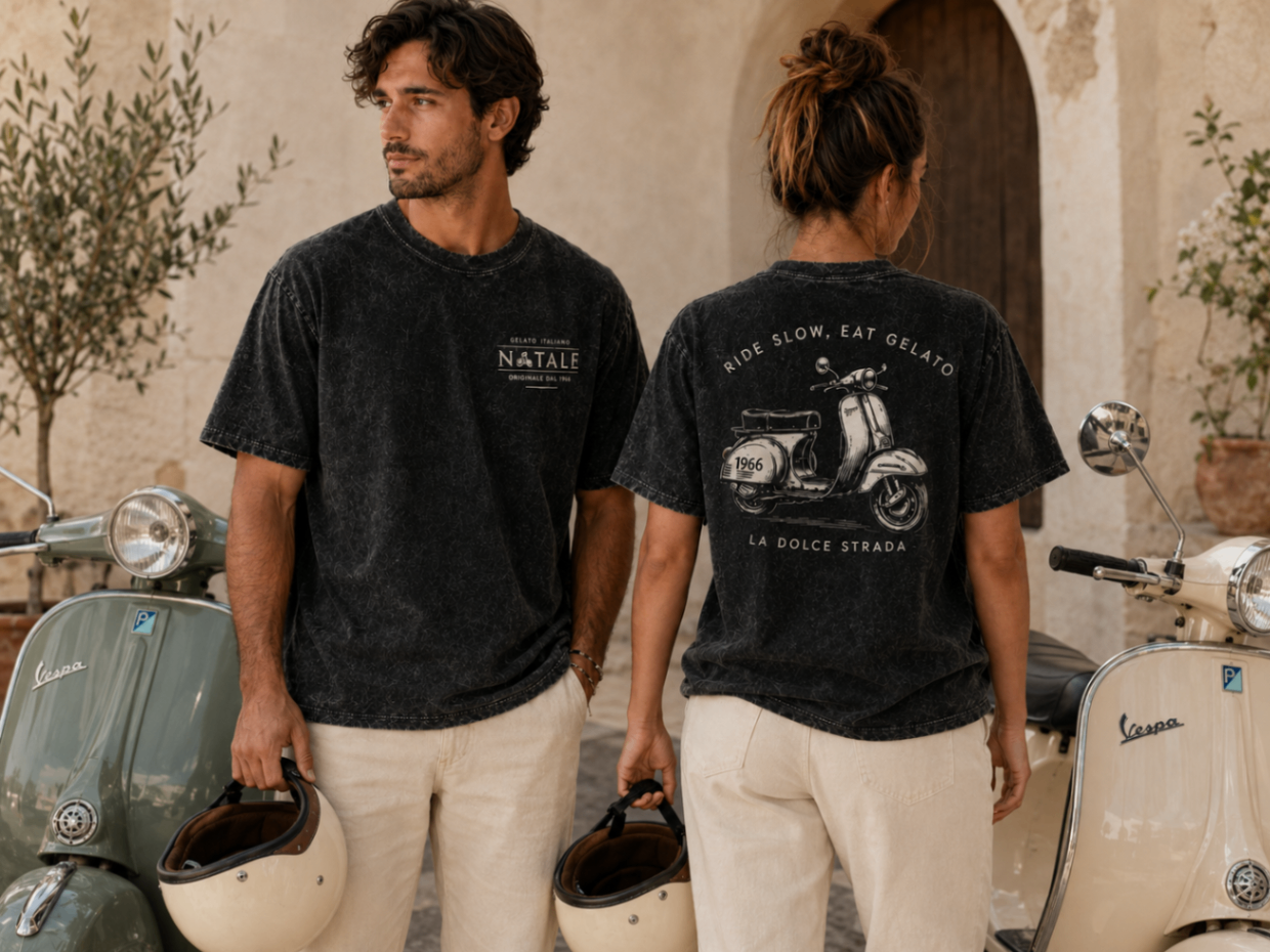 La Dolce Strada Shirt in verwaschenem Schwarz mit Scooter-Rückenmotiv in mediterranem Setting
